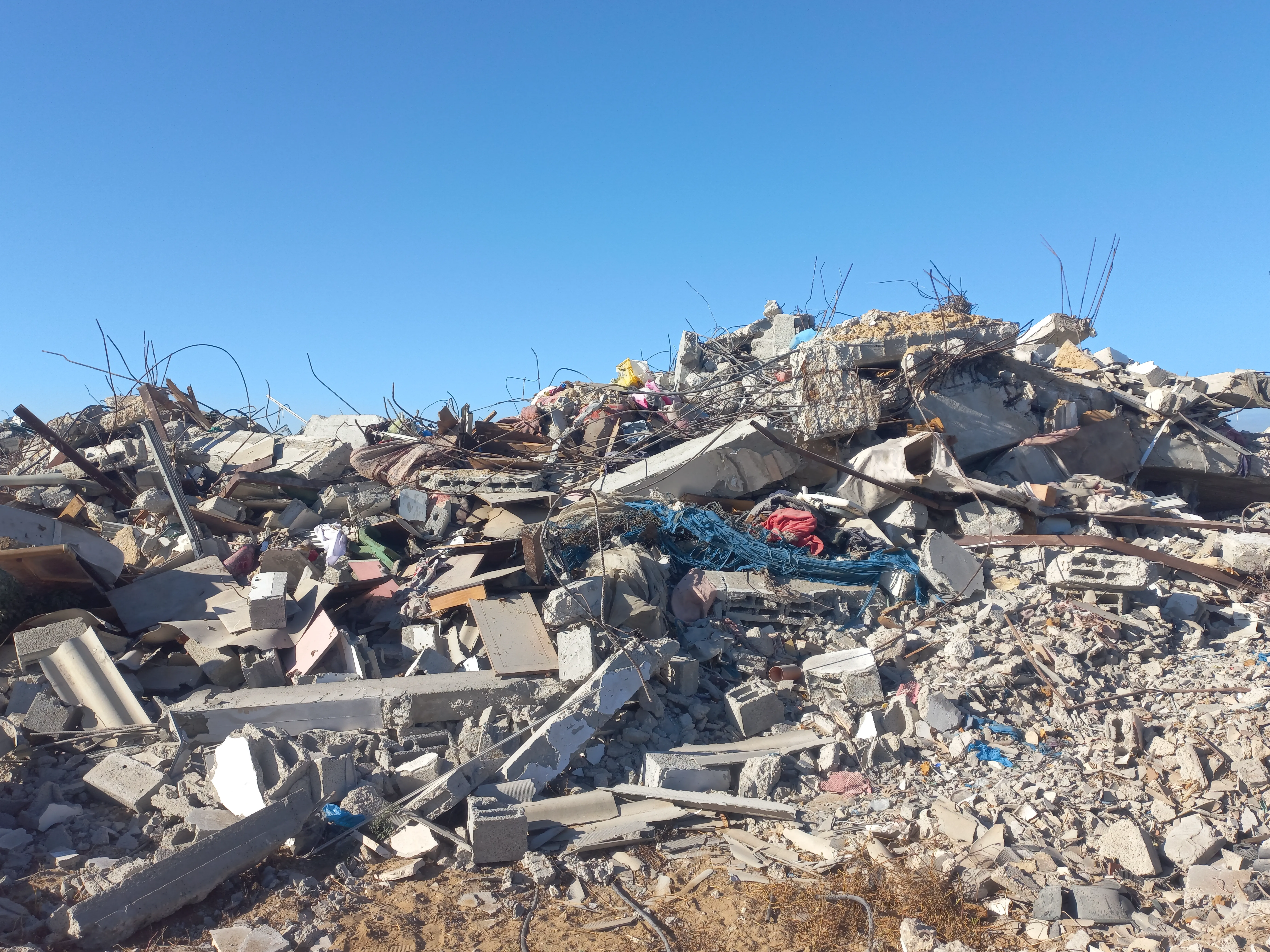 يداً بيد نبني ونعمر